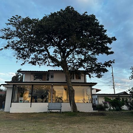 ホテル Springhills Quito Airport タバベラ エクステリア 写真
