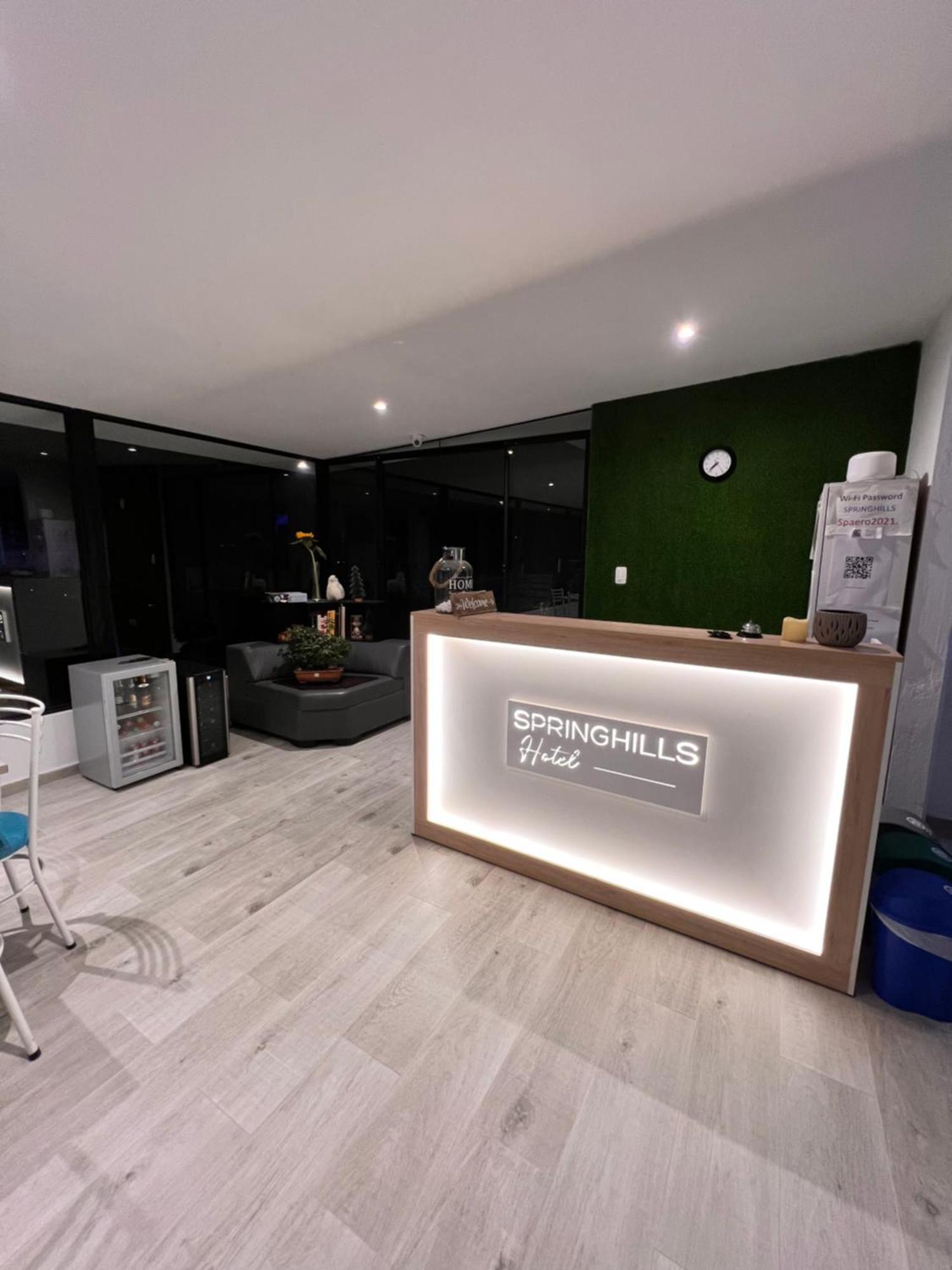ホテル Springhills Quito Airport タバベラ エクステリア 写真