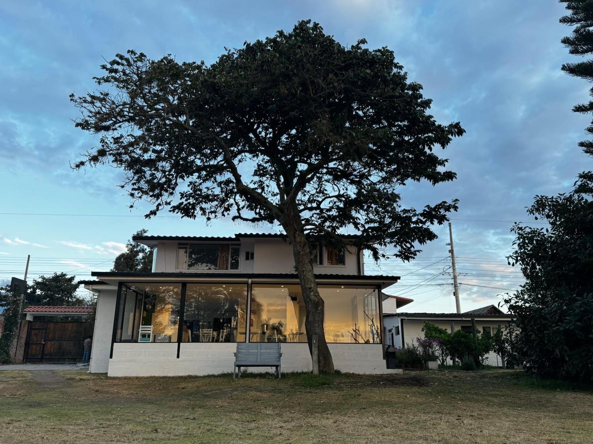 ホテル Springhills Quito Airport タバベラ エクステリア 写真