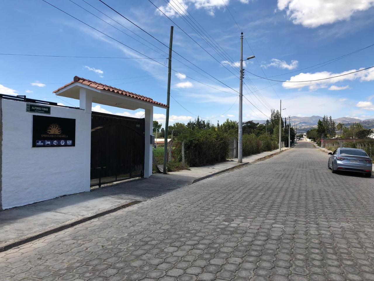 ホテル Springhills Quito Airport タバベラ エクステリア 写真