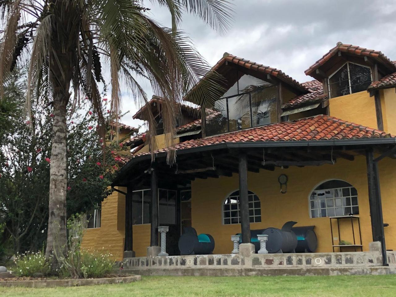 ホテル Springhills Quito Airport タバベラ エクステリア 写真